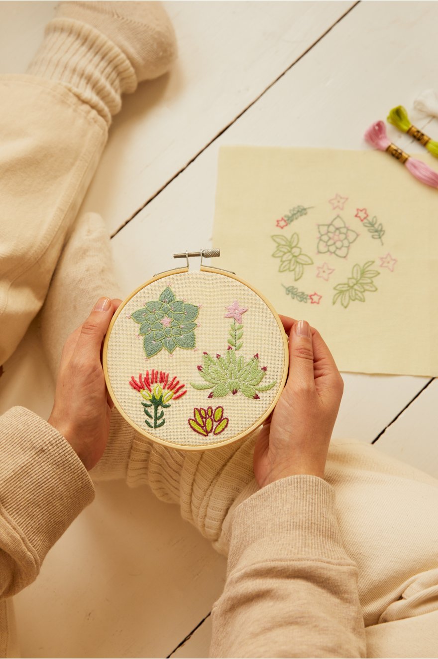 https://costuritas.cl/wp-content/uploads/2022/07/01_dmc_mindful_making_embroidery_the_serene_succulents_01_880x1322.jpeg